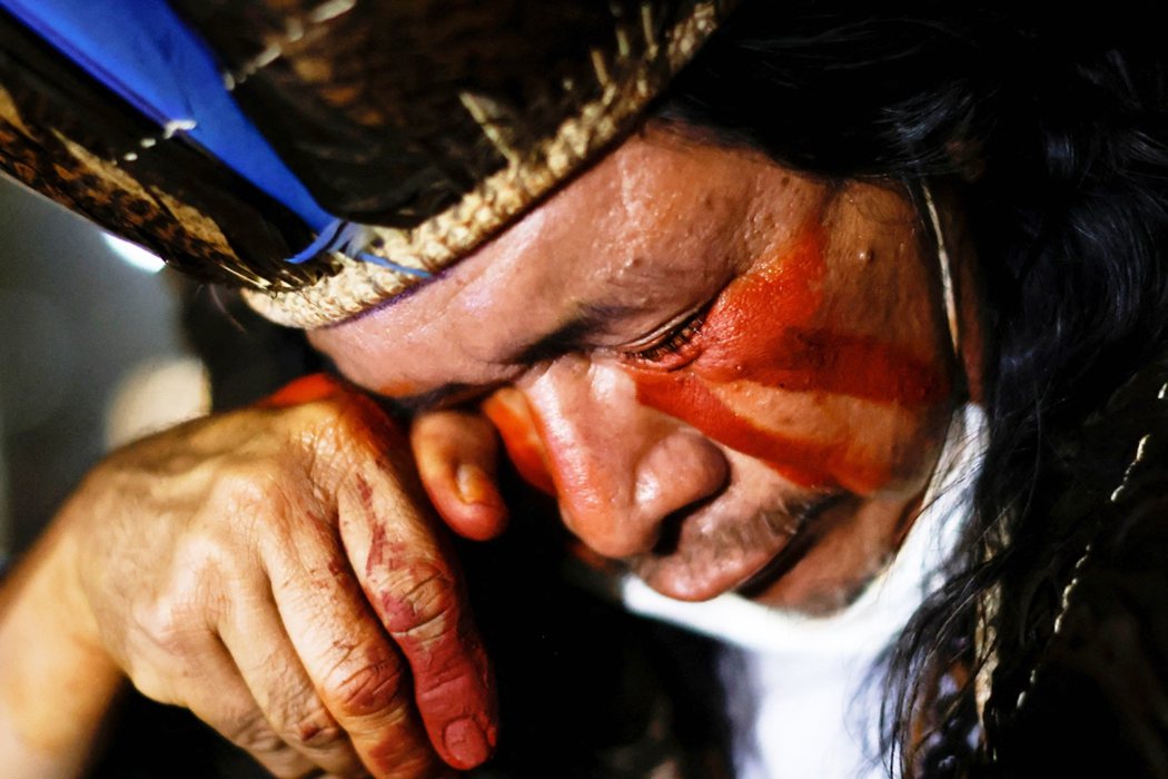 瓦皮查納（Wapichana）部落的一名原住民聲援者，出面哀悼死去的兩人，並抗議...
