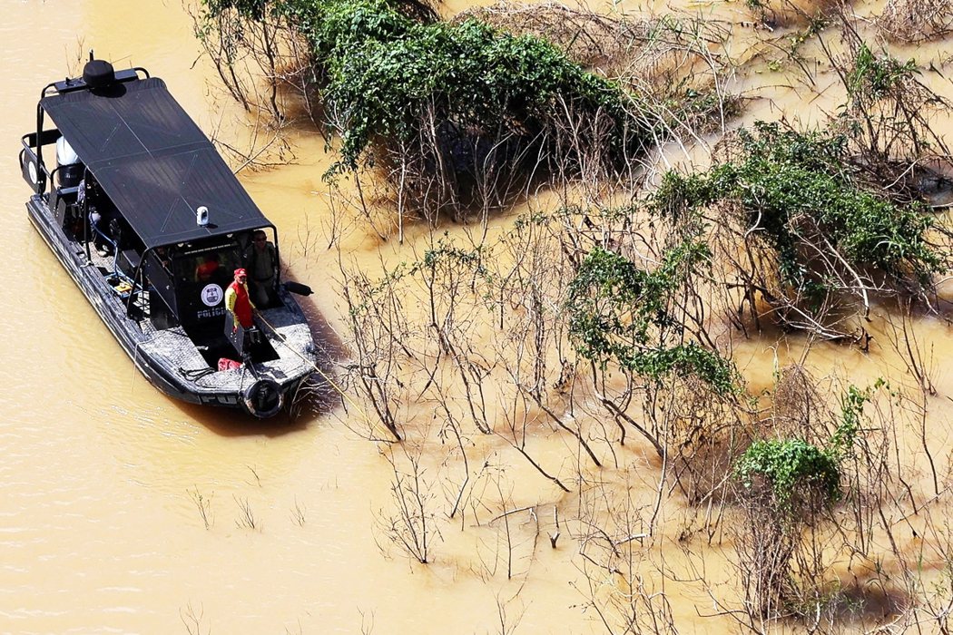 亞馬遜州北阿塔拉亞河上的搜救隊。 圖／路透社