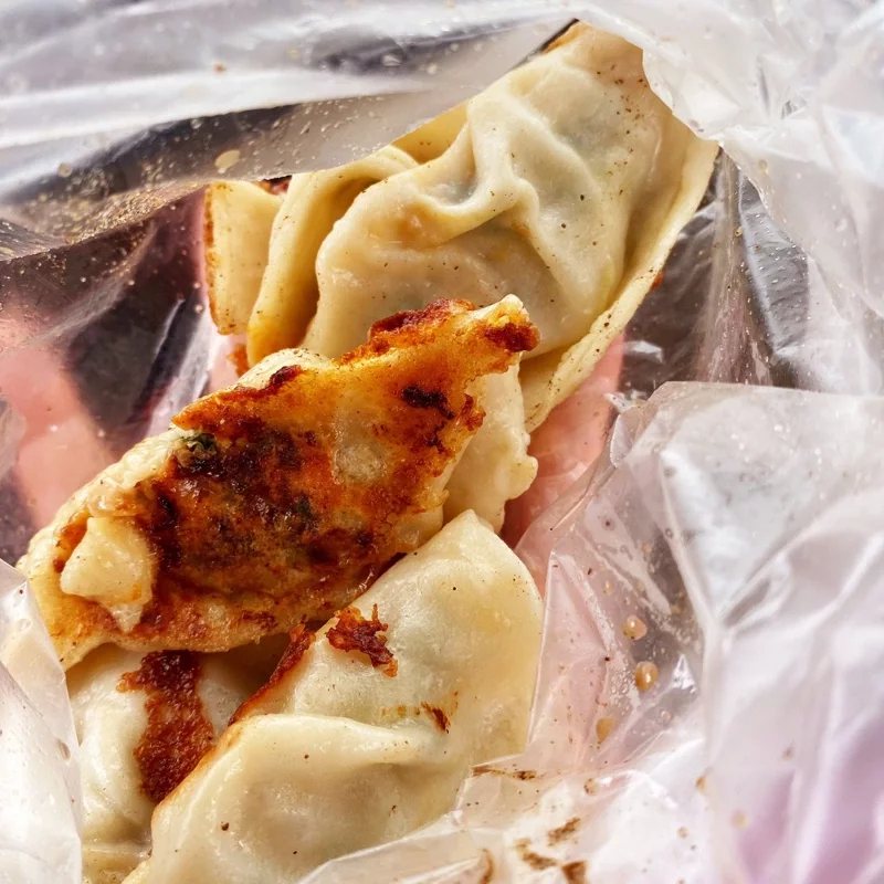 「阿潘早點」煎餃和水煎包，是最火紅餐點。 記者尤聰光／攝影