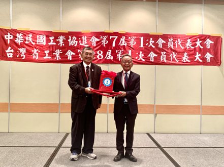  圖說：葉政彥(右)高票當選第七屆中華民國工業協進會新任理事長。