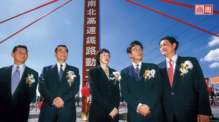 圖為1999年高鐵動土典禮，5大原始股東的合照。這5人中，就屬殷琪（中）與鄭深池（右1）感情最深厚，但碰到現實利益，革命情感也只能擺一邊。(本刊資料)