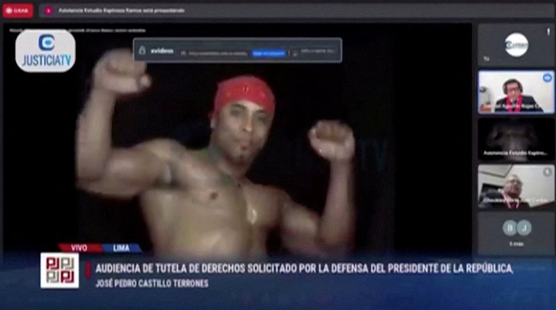 针对秘鲁总统卡斯蒂约（Pedro Castillo）的贪腐调查线上公听会今天出现不速之客，期间短暂出现一名肌肉勐男穿丁字裤热舞的画面。路透社(photo:UDN)