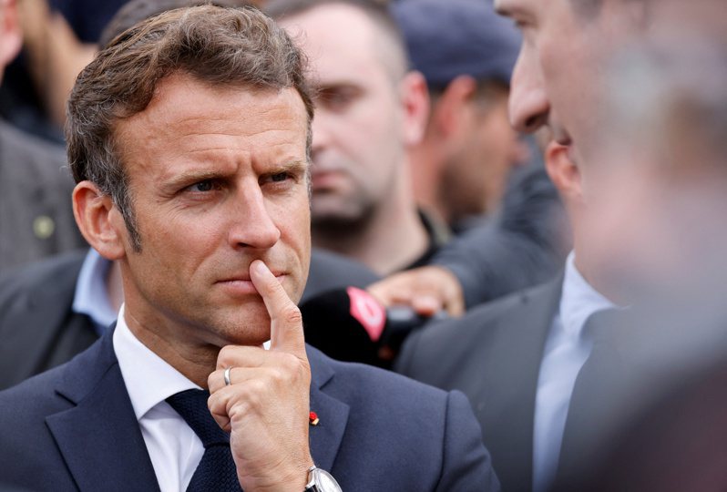 法國國民議會選舉明天舉行第二輪投票，中間派總統馬克宏（EmmanuelMacron）的聯盟有望擋下來剛成立的左翼聯盟的挑戰，但恐難取得過半優勢。路透