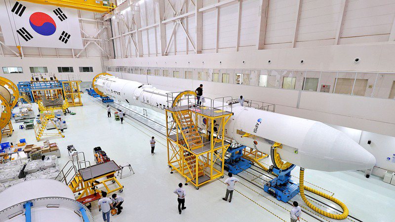 完全由韓國自主研製的運載火箭世界號（KSLV-II）原訂15日進行第2次發射，但因天候問題宣布暫定順延一天。圖／中央社（韓國航空宇宙研究院提供）