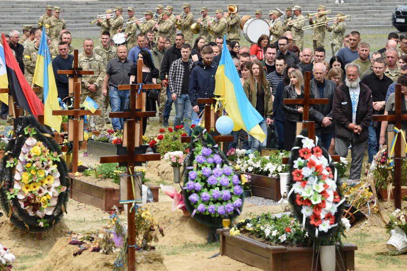 烏軍陣亡率持續升高，圖為烏克蘭西部利維夫市利察基夫墓園11日舉行陣亡軍人魯斯蘭．史卡斯基的葬禮。法新社