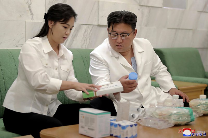 北韓官媒勞動新聞今天在頭版刊登金正恩（圖右）和妻子李雪主（圖左）一同檢查捐贈藥品的照片。美聯社