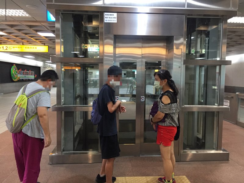 家托員帶著據點成員戶外活動，學習搭捷運電梯。記者徐白櫻／翻攝