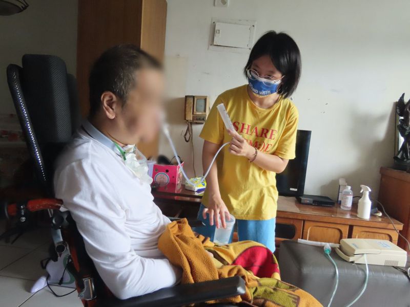 楊上萱的父親被診斷口腔癌四期，她必須長時間在父親身旁照料起居。記者李定宇／攝影