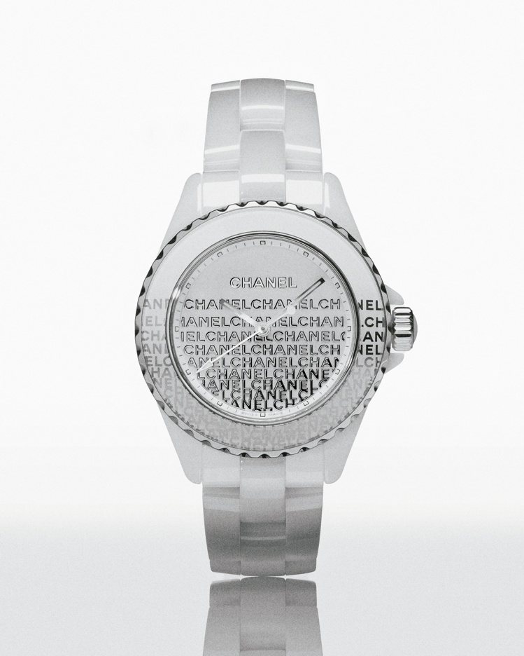 J12 Wanted de CHANEL 33毫米腕表，白色高抗磨陶瓷搭配精鋼表殼、高精準石英機芯，19萬6,000元。圖／香奈兒提供