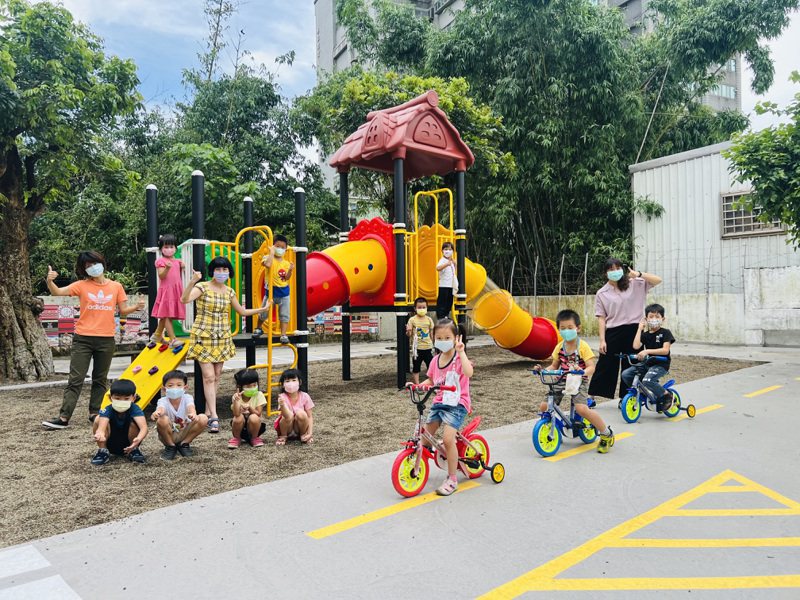 竹中國小幼兒園設置大型固定式遊具，並將地面仿照馬路畫設交通標線，讓小朋友可以在騎三輪車時學習交通觀念。圖／縣府提供