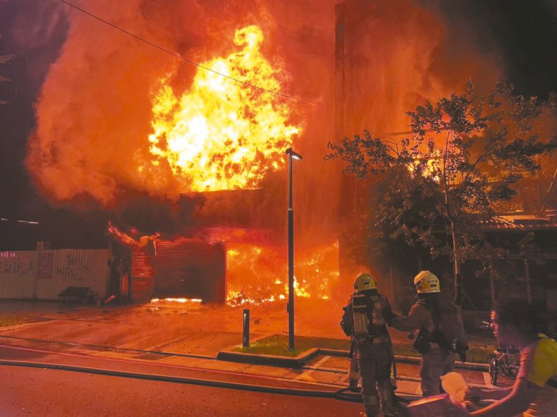 新竹市一家輪胎行昨天深夜遭縱火，釀八死慘劇。記者張裕珍／翻攝