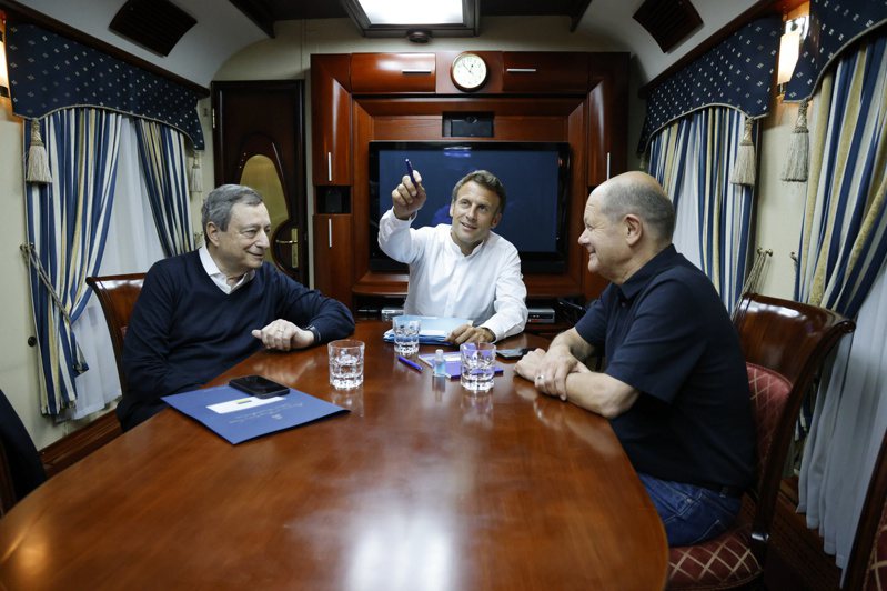 法国爱丽舍宫16日证实，义大利总理德拉吉（左一）、法国总统马克宏（图中）和德国总理萧兹（右一）正在前往乌克兰首都基辅的路上。欧新社(photo:UDN)
