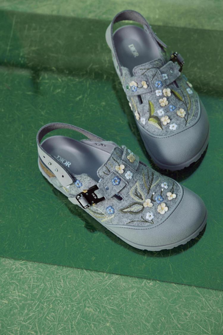 DIOR by Birkenstock Tokio迪奧灰毛氈小牛皮花卉刺繡穆勒鞋，58,000元。圖／DIOR提供