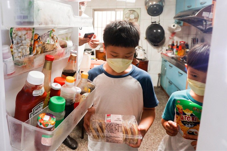 新冠疫情重創台灣，Hunk（左）與Morris（右）從5月初至今已一個多月沒有到校上課，父母除了擔心遠距教學會影響孩子對課程的吸收，也擔心在家期間吃過多的零食會導致孩子發胖。記者黃仲裕／攝影