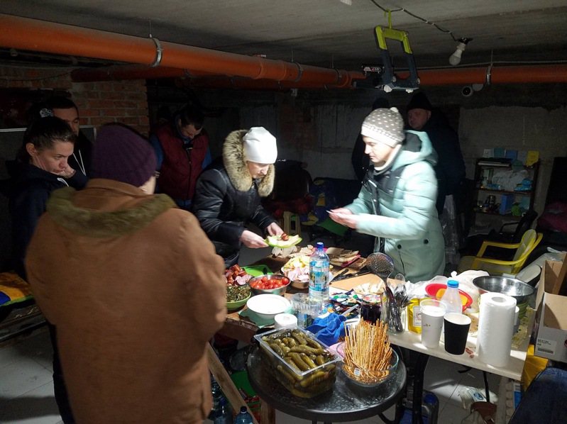 来自乌克兰的Sasha及Anna一家与邻居们躲在地下室躲避俄军砲火。图／慈济提供(photo:UDN)