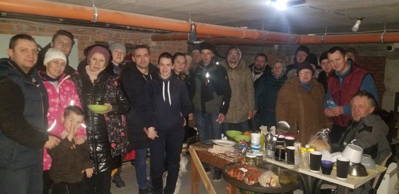 来自乌克兰的Sasha及Anna一家与邻居们躲在地下室躲避俄军砲火。图／慈济提供(photo:UDN)