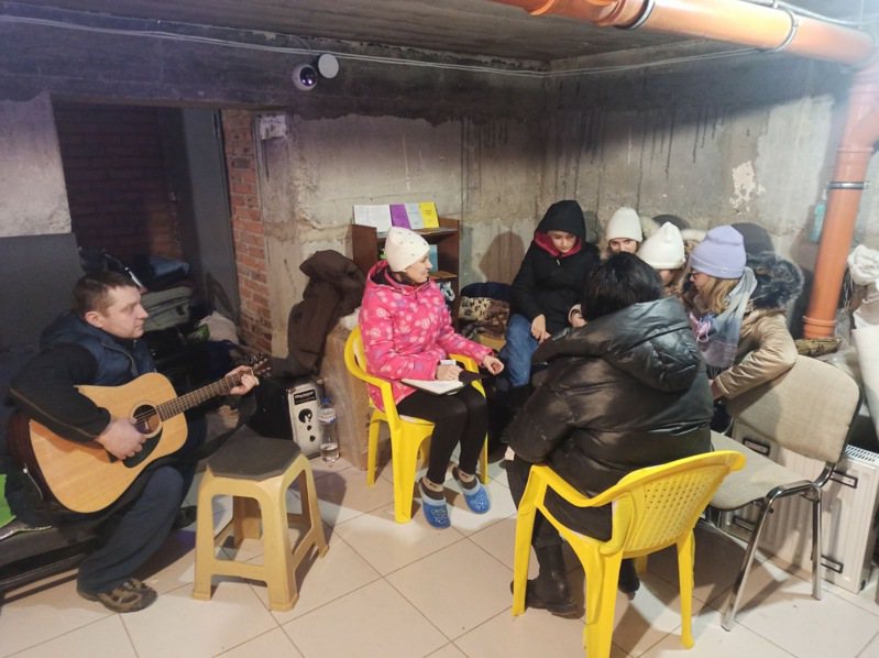 来自乌克兰的Sasha及Anna一家与邻居们躲在地下室躲避俄军砲火，大人弹吉他、唱圣歌安抚孩子们的情绪。图／慈济提供(photo:UDN)