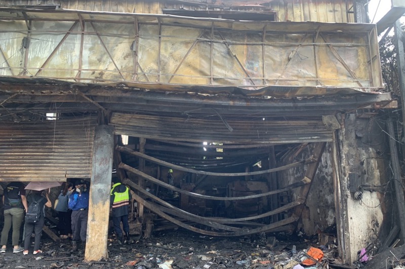 新竹一家輪胎行前天遭大火肆虐後，2樓木製樓板全部燒為灰燼。記者巫鴻瑋／攝影