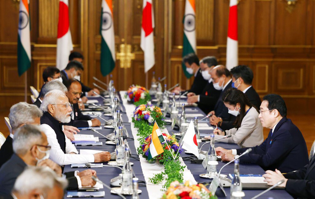 5月24日，日本首相岸田文雄（右）與印度總理莫迪（左四）舉行雙邊會談。 圖／美聯社