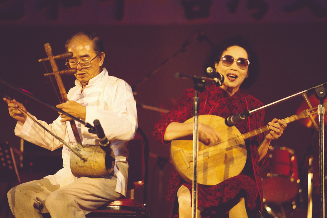 2002年12月26日，楊秀卿夫婦演唱客家山歌。 圖／聯合報系資料照片