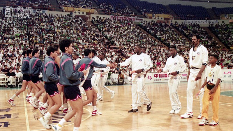 圖說：NBA天王巨星賈霸，在林口中正體育館內放出「天鉤」絕響炮，為NBA明星隊投中第一三三分，終場賈霸的明星隊就以一三三比一一七輕取中華隊。來源：聯合報。攝影：鍾豐榮。日期：1989/07/30
