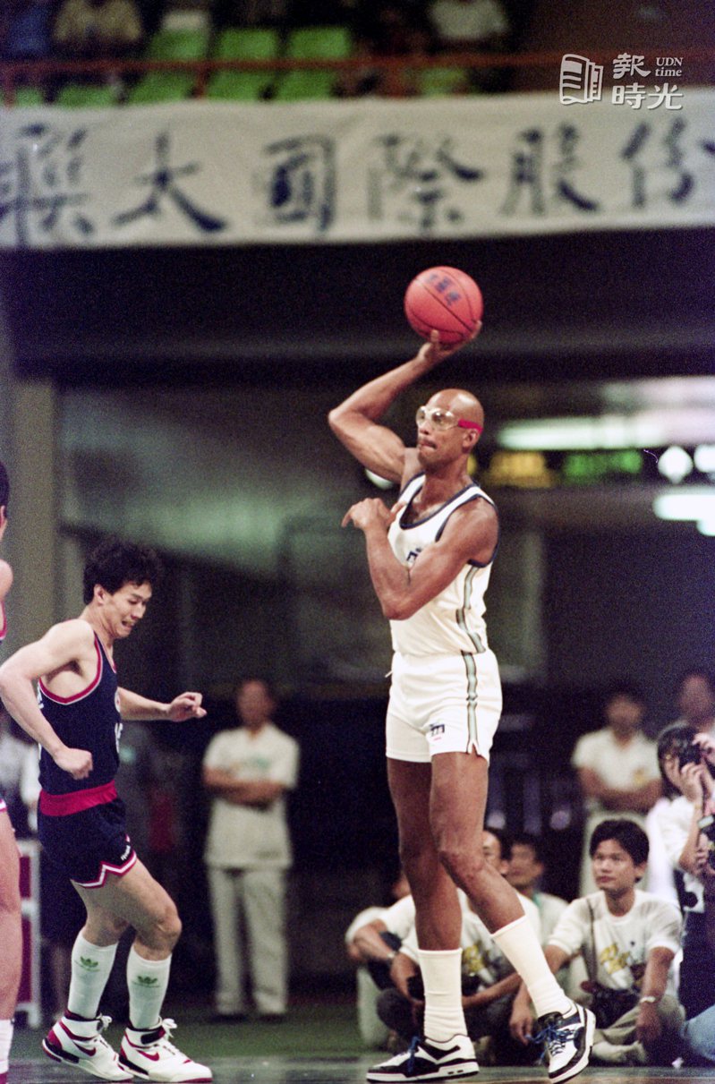 圖說：NBA天王巨星賈霸，在林口中正體育館內放出「天鉤」絕響炮，為NBA明星隊投中第一三三分，終場賈霸的明星隊就以一三三比一一七輕取中華隊。來源：聯合報。攝影：鍾豐榮。日期：1989/07/30