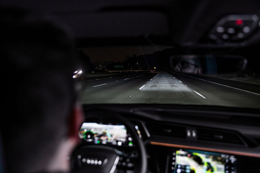 Digital Matrix LED頭燈將在車道中投射出一道「光毯」，形成一條清...