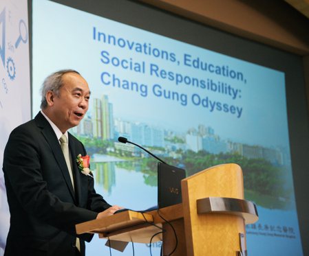 陳肇隆在新加坡演講 創新、傳承、社會責任 圖／高雄長庚醫院榮譽院長陳肇隆提供