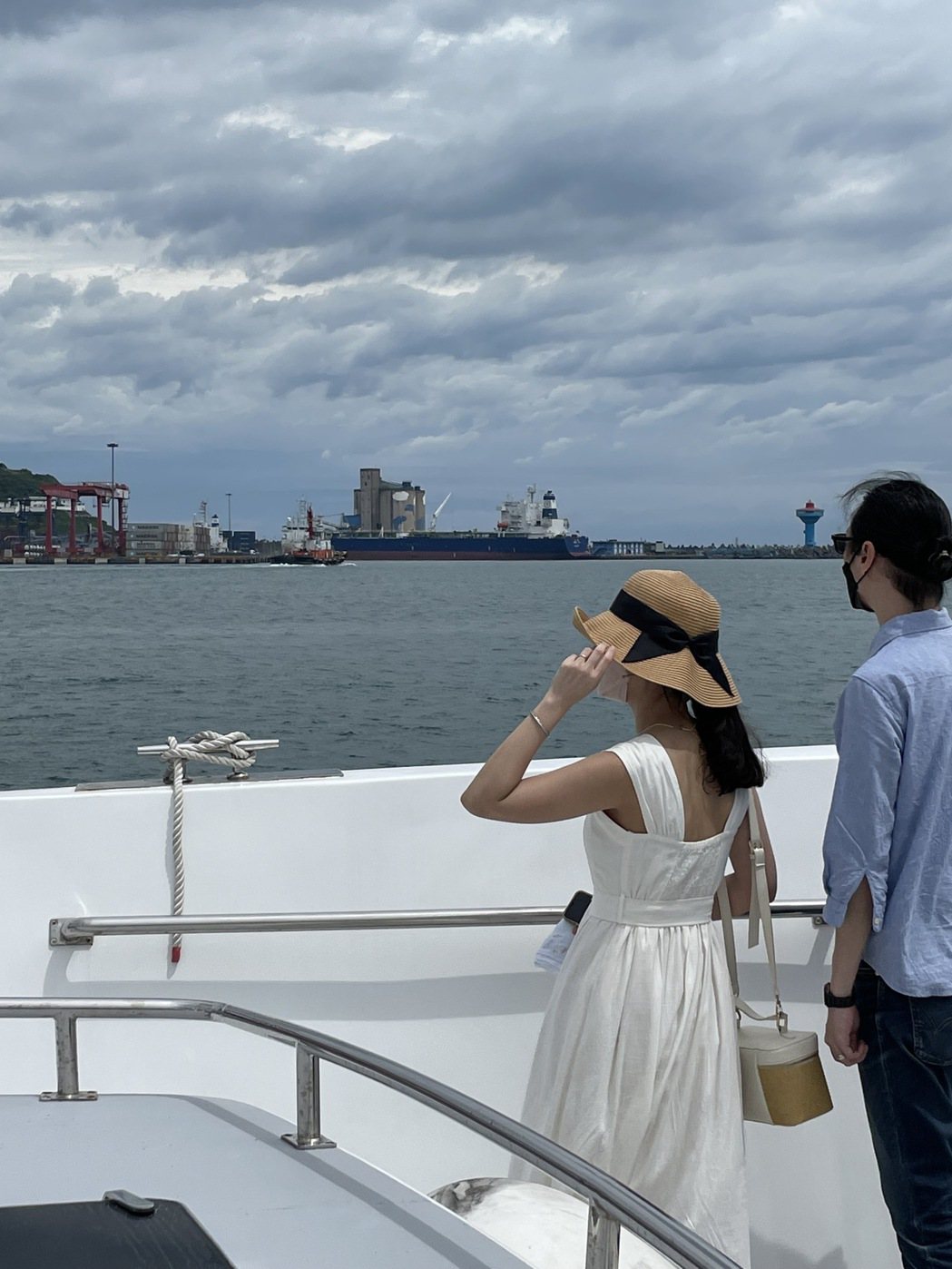 對於一座水岸而言，有一種更浪漫的觀察方式，就是搭船去觀看這座城市。圖／李清志提供