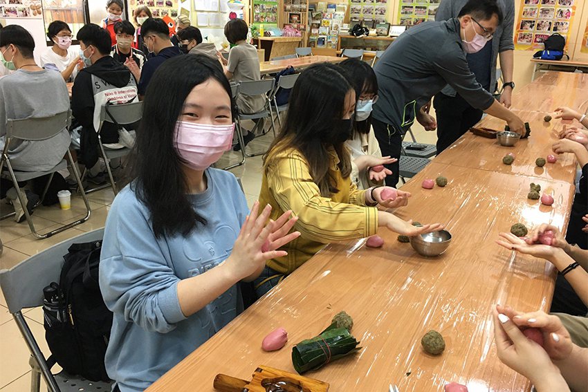 「共班」體驗帶中原學生到龍潭親手製作傳統米食紅龜粿。 中原大學/提供