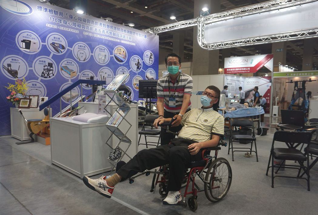 適擺樂輪椅擺位可調整需求角度，讓使用者坐得舒服。金萊萊/攝影