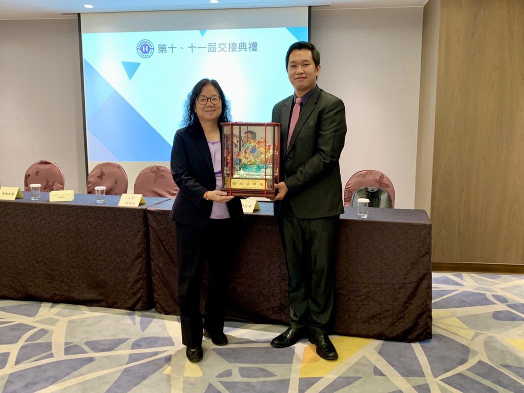 中華旅館經理人協會第10屆理事長方翠華(左)交棒新科理事長蔡肇洋(右)。