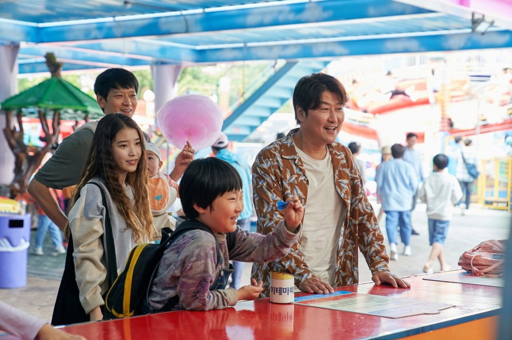 日本名導是枝裕和新作「嬰兒轉運站」由一票南韓演技派演員宋康昊（前右）、李知恩（I