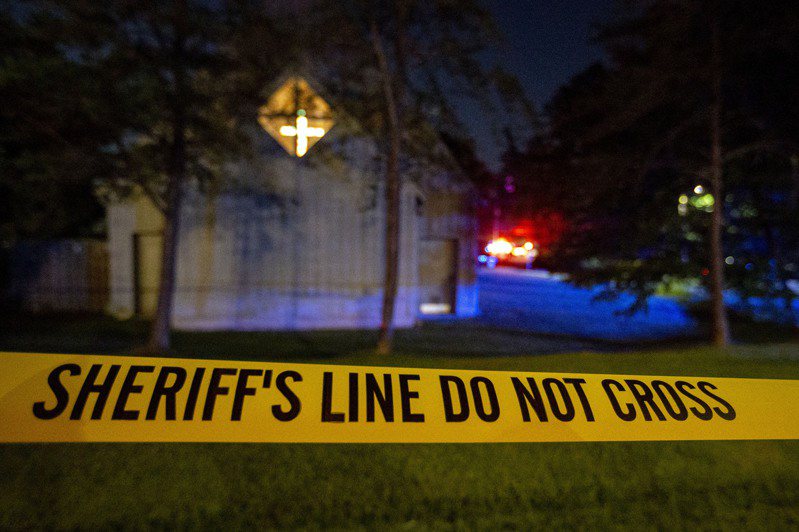 美國警方表示，一名獨自犯案的槍手今晚在阿拉巴馬州伯明罕市郊區的一間教堂附近，朝一小群聚會人士開槍，造成2人傷重不治、1人受傷，嫌犯之後遭到逮捕。 美聯社