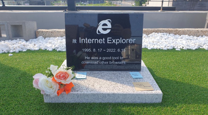 為紀念IE瀏覽器「逝世」，韓國慶州市（Gyeongju）38歲工程師鄭其永（Kiyoung Jung，音譯）在一間咖啡廳的屋頂樹立起一塊刻有瀏覽器標誌的墓碑。 路透
