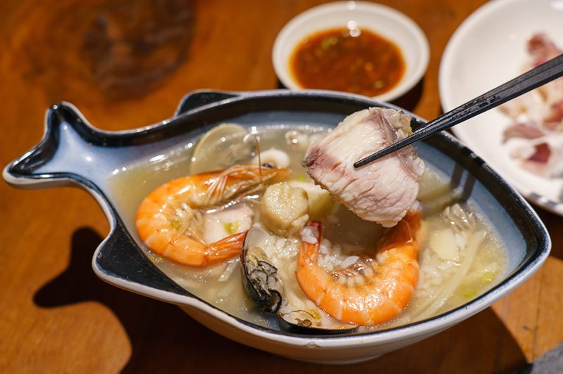 粥老大的「招牌海鮮粥」堅持使用活魚活蝦，讓味蕾與生猛海鮮直球對決。(攝影/Cindy Lee)