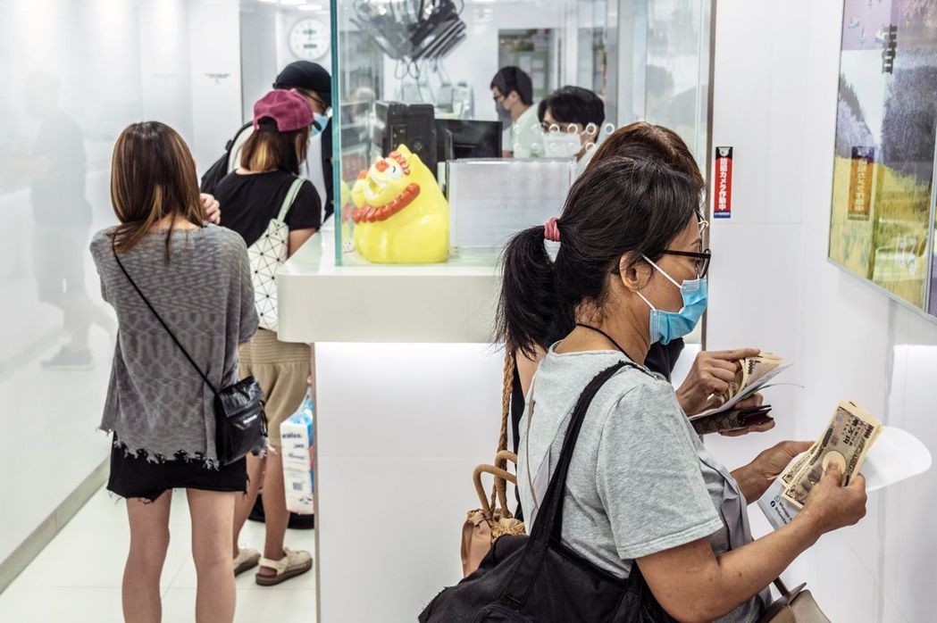 日圓狂貶，香港發達鳥找換店買日圓的客人激增。彭博資訊