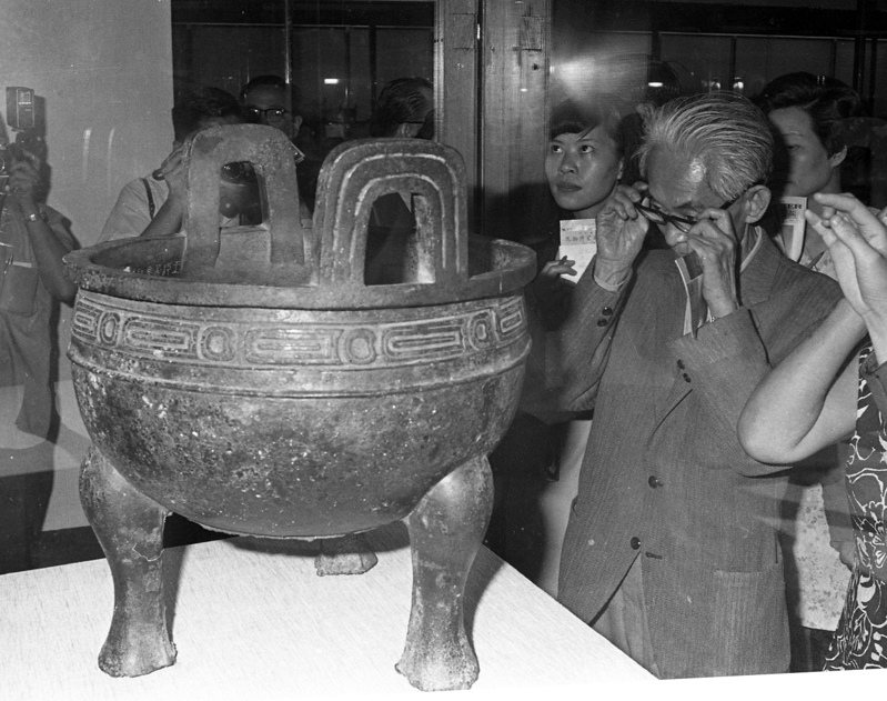 1970年6月17日，日本諾貝爾文學獎得主川端康成（右二著西服者）參觀國立歷史博物館。圖／聯合報系資料照片