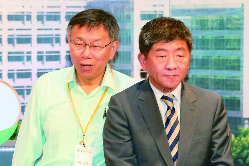 台北市長柯文哲（左）多次對中央防疫作為對嗆、開酸，近期卻稱讚擔任防疫指揮官的陳時中（右）EQ高，看得出選情的瞬息萬變。圖／聯合報系資料照片