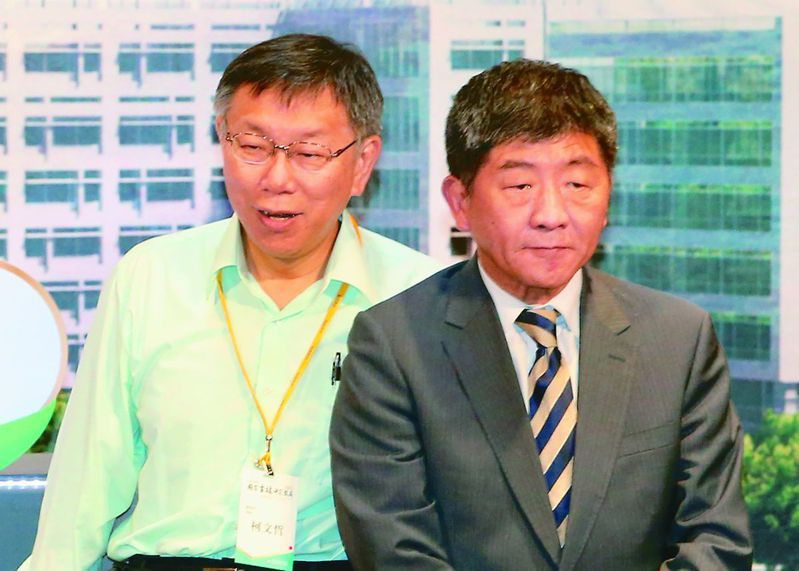 台北市長柯文哲（左）多次對中央防疫作為對嗆、開酸，近期卻稱讚擔任防疫指揮官的陳時中（右）EQ高，看得出選情的瞬息萬變。圖／聯合報系資料照片