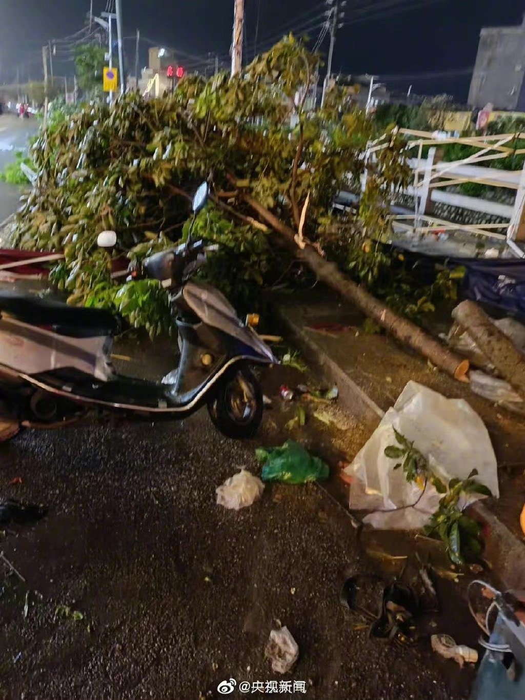 廣州16日晚間還出現龍捲風，所幸暫未傳出人員傷亡消息。（取自央視新聞）