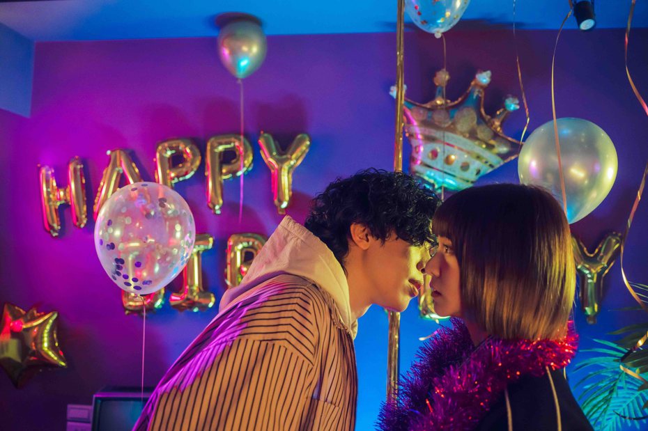 李晉瑋在新歌「派對」MV邀來溫妮（右），兩人上演安全之吻。圖／宇森工作室