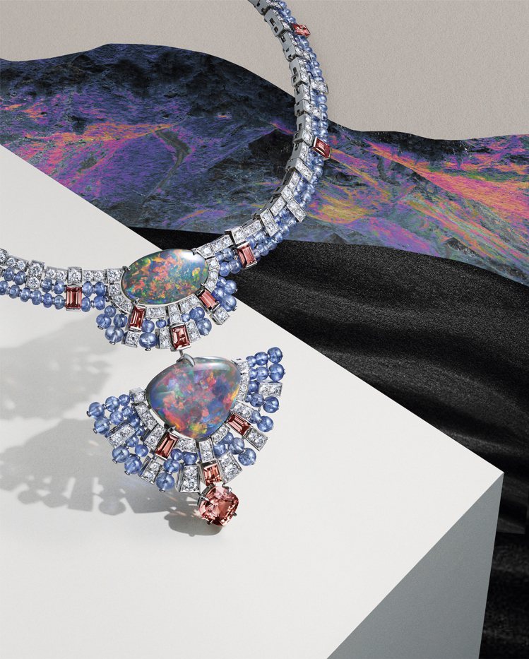 Apatura頂級珠寶項鍊使用了兩顆具有明顯橘色與藍色斑點的蛋白石，同時再利用彩色的鑽石、藍寶石串珠，以呼應主石顏色，項鍊最前緣還可拆卸，獨立成為胸針配戴。圖 / 卡地亞提供