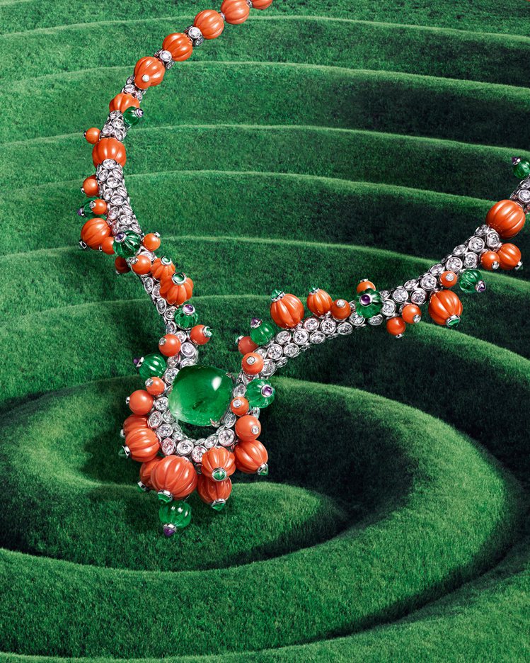 Beautés du Monde頂級珠寶系列Recif頂級珠寶項鍊，以不對稱且對稱的形式，讓扭索狀鑲嵌的珊瑚珠與祖母綠圓珠形成強烈的色彩對比。圖 / 卡地亞提供