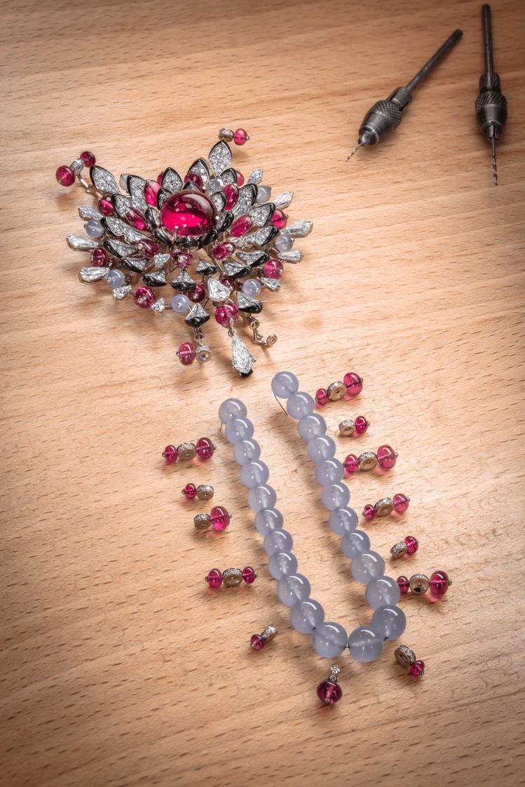 透過紫色圓珠的半透明、鑽石的閃耀、紅寶石的透亮，讓蓮花主題項鍊「盛放」出多變的對...