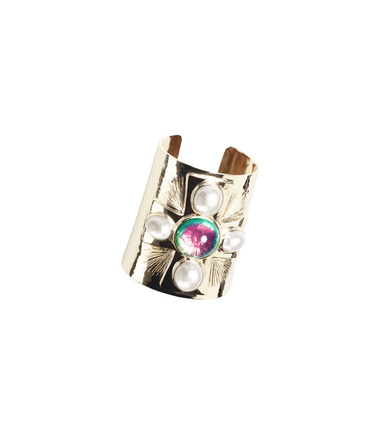 香奈兒金屬馬爾他十字造型寬手環／87,900元。圖／香奈兒提供