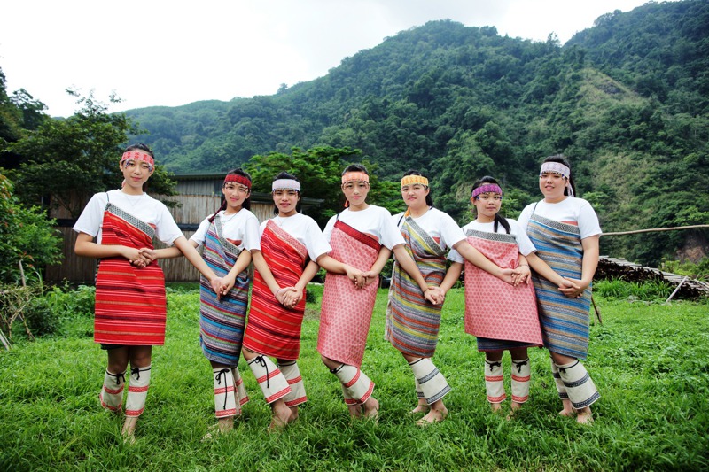 尖石國中融合多元部落文化在學校的體系中，也讓畢業生代表們穿上自製泰雅傳統服裝，象徵成年禮。圖／聯合報系資料照片