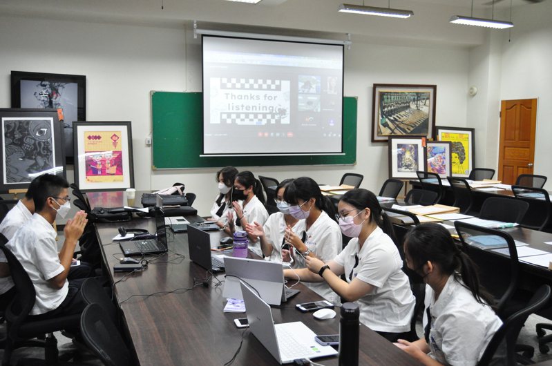 義民高中普通科菁英班與韓國仁川高中學生透過視訊研討多種議題。圖／義民高中提供