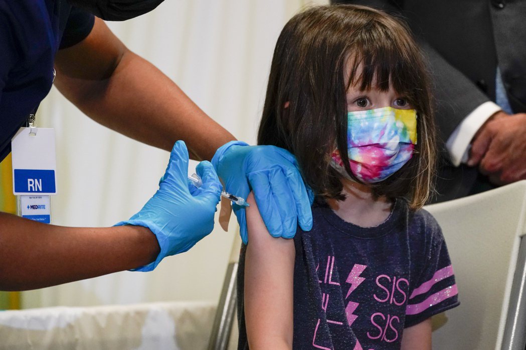 紐約一名5歲女童去年11月接種第一劑輝瑞疫苗。（美聯社）