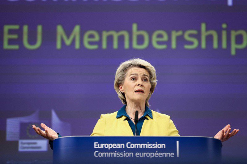 歐盟執委會主席范德賴恩十七日舉行記者會宣布，執委會建議給予烏克蘭加入歐盟的候選資格。（法新社）
